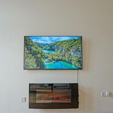 Soak Up The Light At A Soothing, Stylish Apartment In Swansea Marina Bagian luar foto