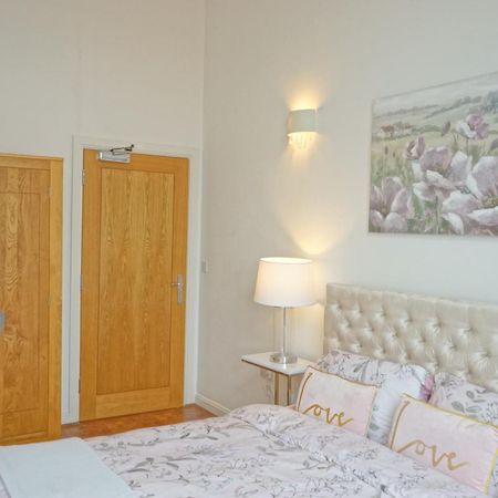 Soak Up The Light At A Soothing, Stylish Apartment In Swansea Marina Bagian luar foto