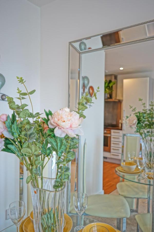 Soak Up The Light At A Soothing, Stylish Apartment In Swansea Marina Bagian luar foto