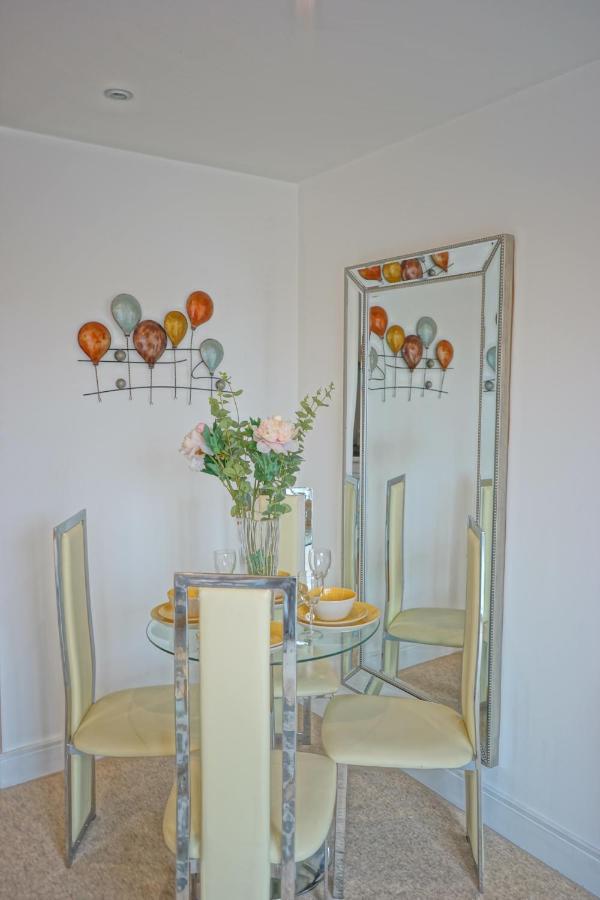 Soak Up The Light At A Soothing, Stylish Apartment In Swansea Marina Bagian luar foto
