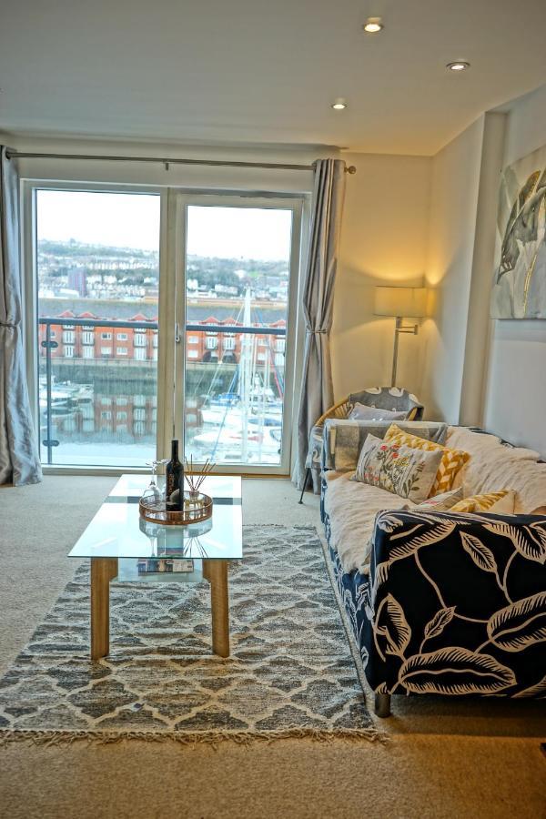 Soak Up The Light At A Soothing, Stylish Apartment In Swansea Marina Bagian luar foto