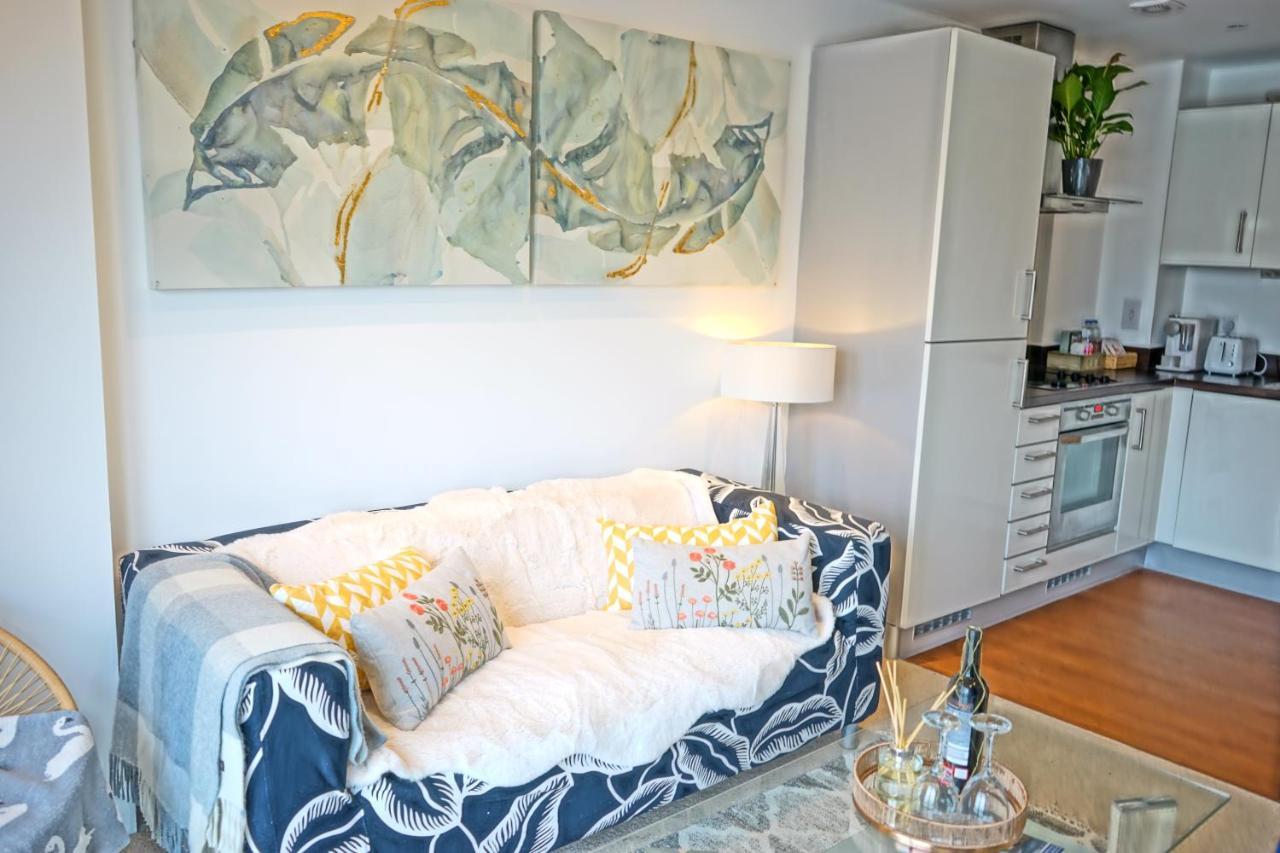 Soak Up The Light At A Soothing, Stylish Apartment In Swansea Marina Bagian luar foto