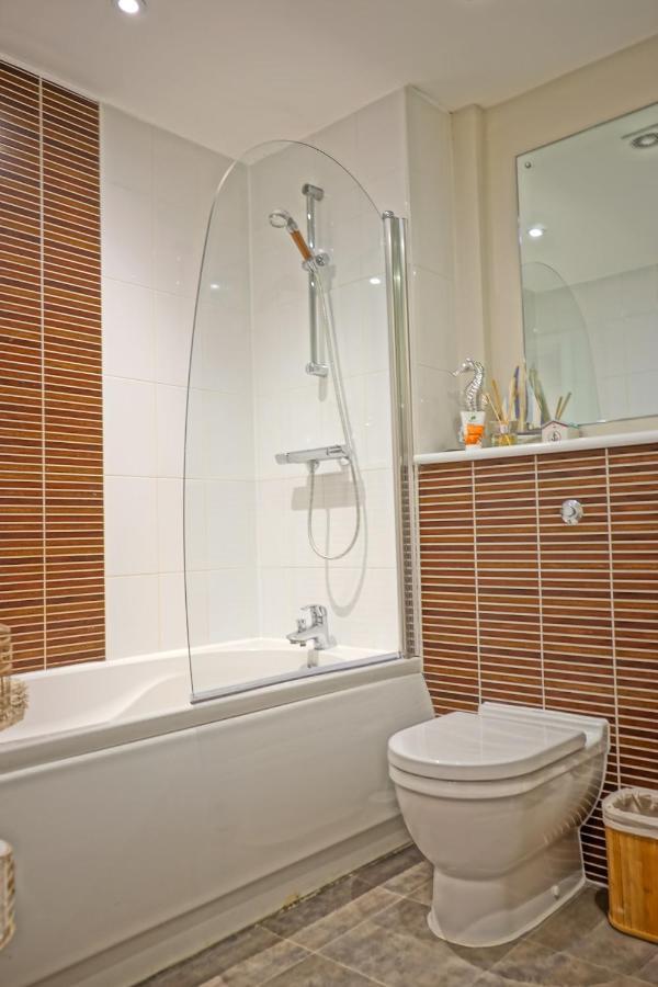 Soak Up The Light At A Soothing, Stylish Apartment In Swansea Marina Bagian luar foto
