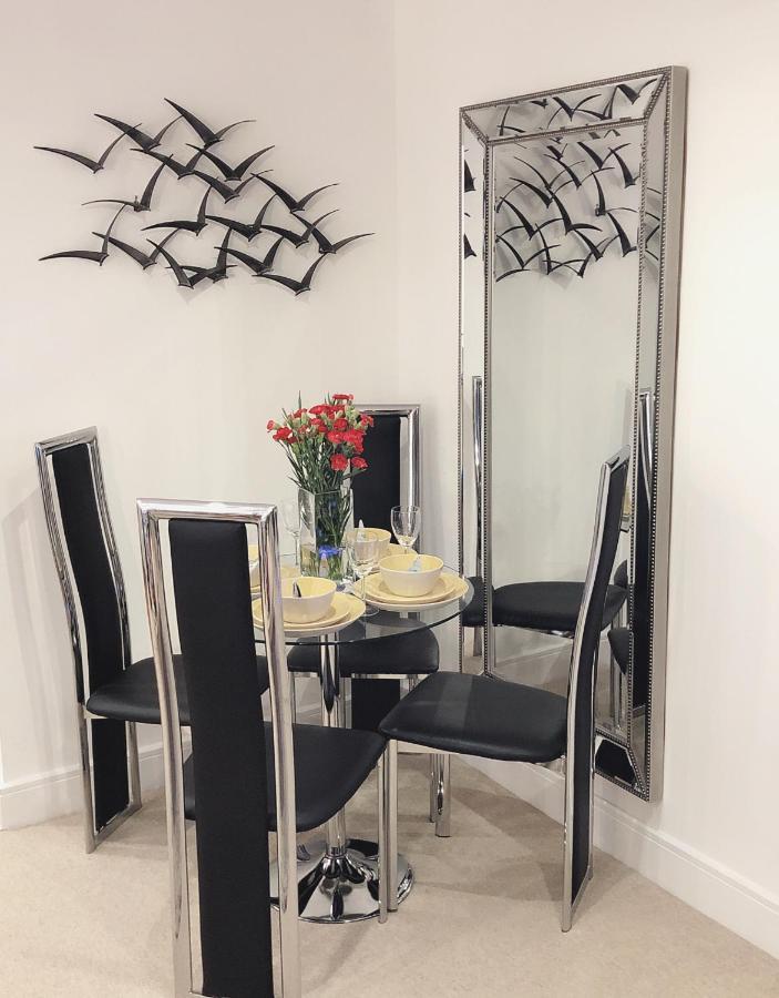 Soak Up The Light At A Soothing, Stylish Apartment In Swansea Marina Bagian luar foto