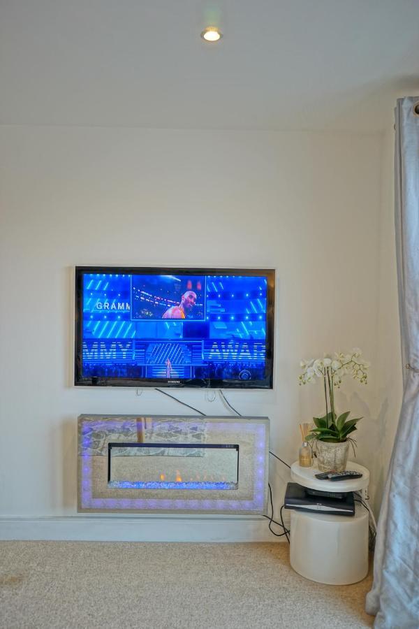 Soak Up The Light At A Soothing, Stylish Apartment In Swansea Marina Bagian luar foto