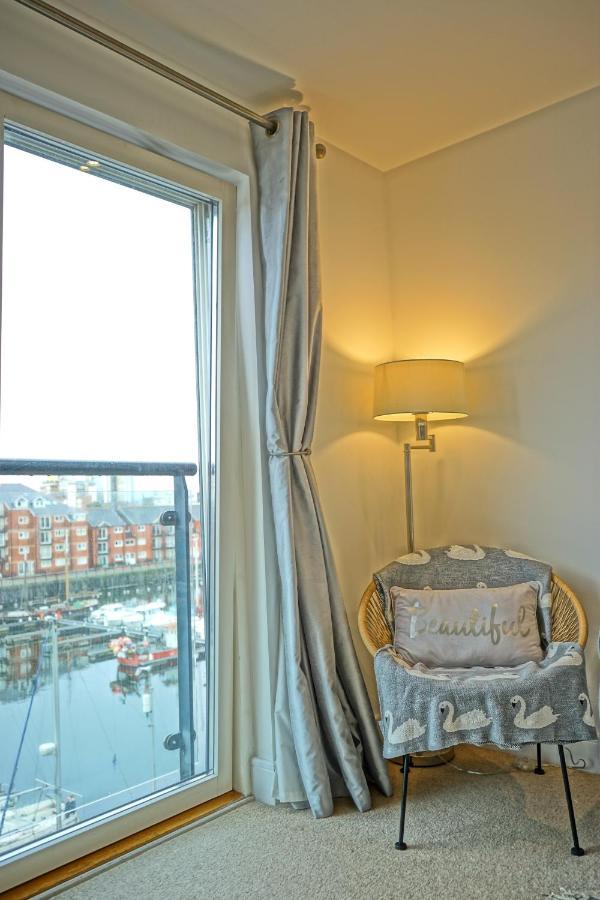 Soak Up The Light At A Soothing, Stylish Apartment In Swansea Marina Bagian luar foto