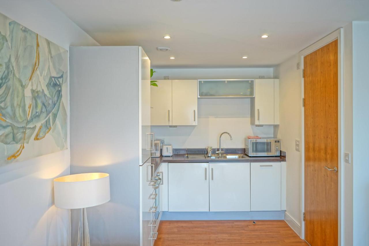 Soak Up The Light At A Soothing, Stylish Apartment In Swansea Marina Bagian luar foto