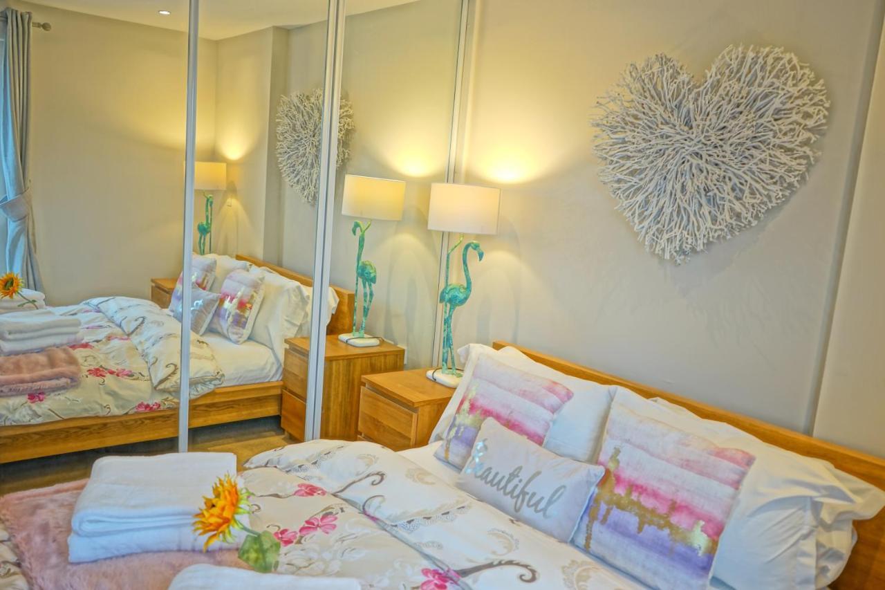 Soak Up The Light At A Soothing, Stylish Apartment In Swansea Marina Bagian luar foto