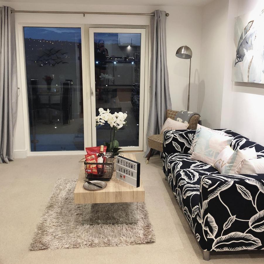 Soak Up The Light At A Soothing, Stylish Apartment In Swansea Marina Bagian luar foto