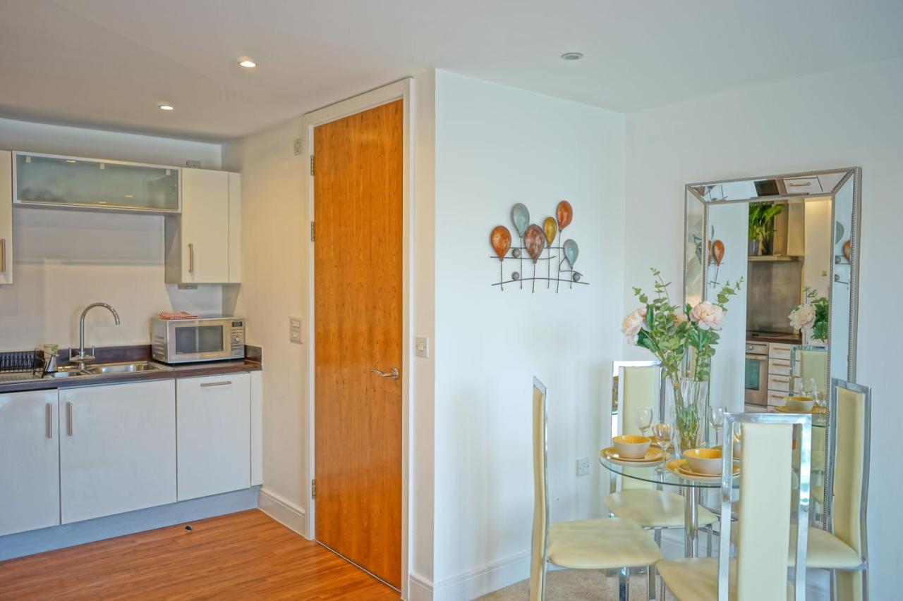 Soak Up The Light At A Soothing, Stylish Apartment In Swansea Marina Bagian luar foto