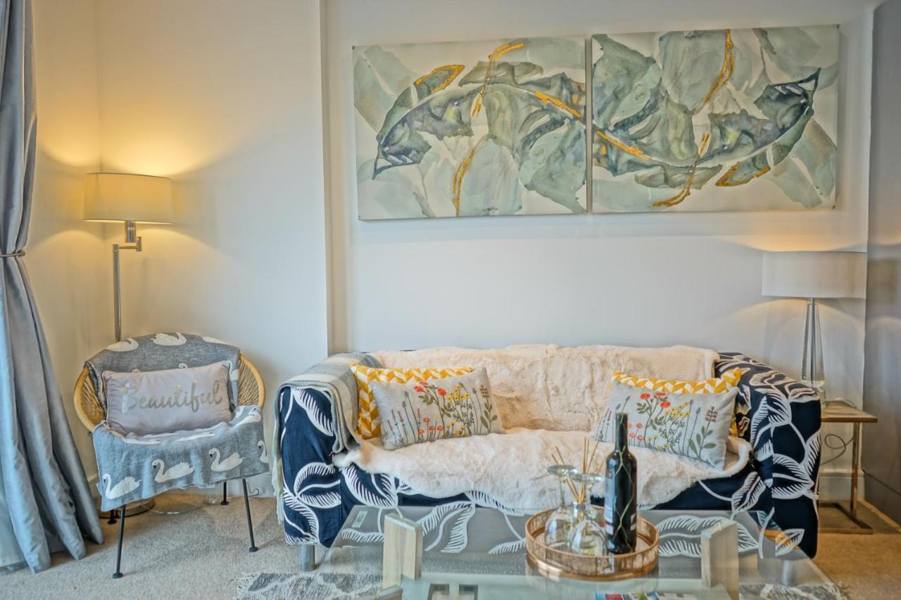 Soak Up The Light At A Soothing, Stylish Apartment In Swansea Marina Bagian luar foto
