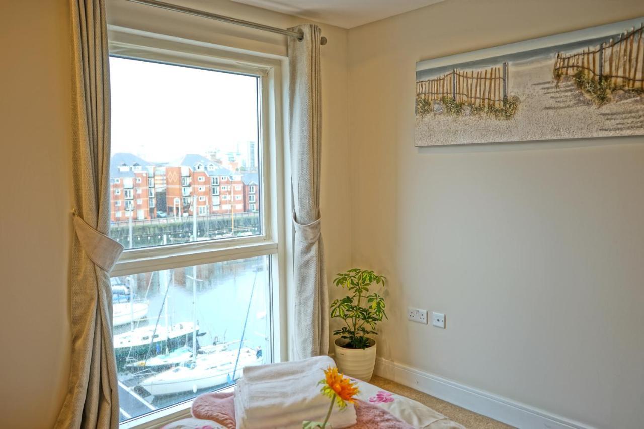 Soak Up The Light At A Soothing, Stylish Apartment In Swansea Marina Bagian luar foto