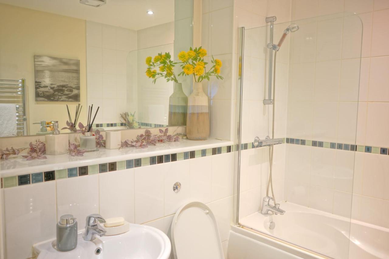 Soak Up The Light At A Soothing, Stylish Apartment In Swansea Marina Bagian luar foto