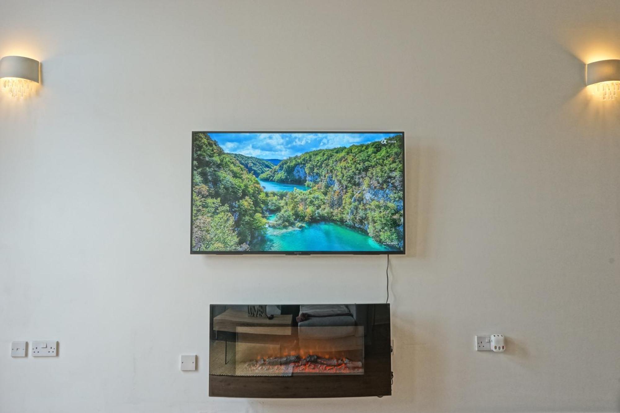 Soak Up The Light At A Soothing, Stylish Apartment In Swansea Marina Bagian luar foto