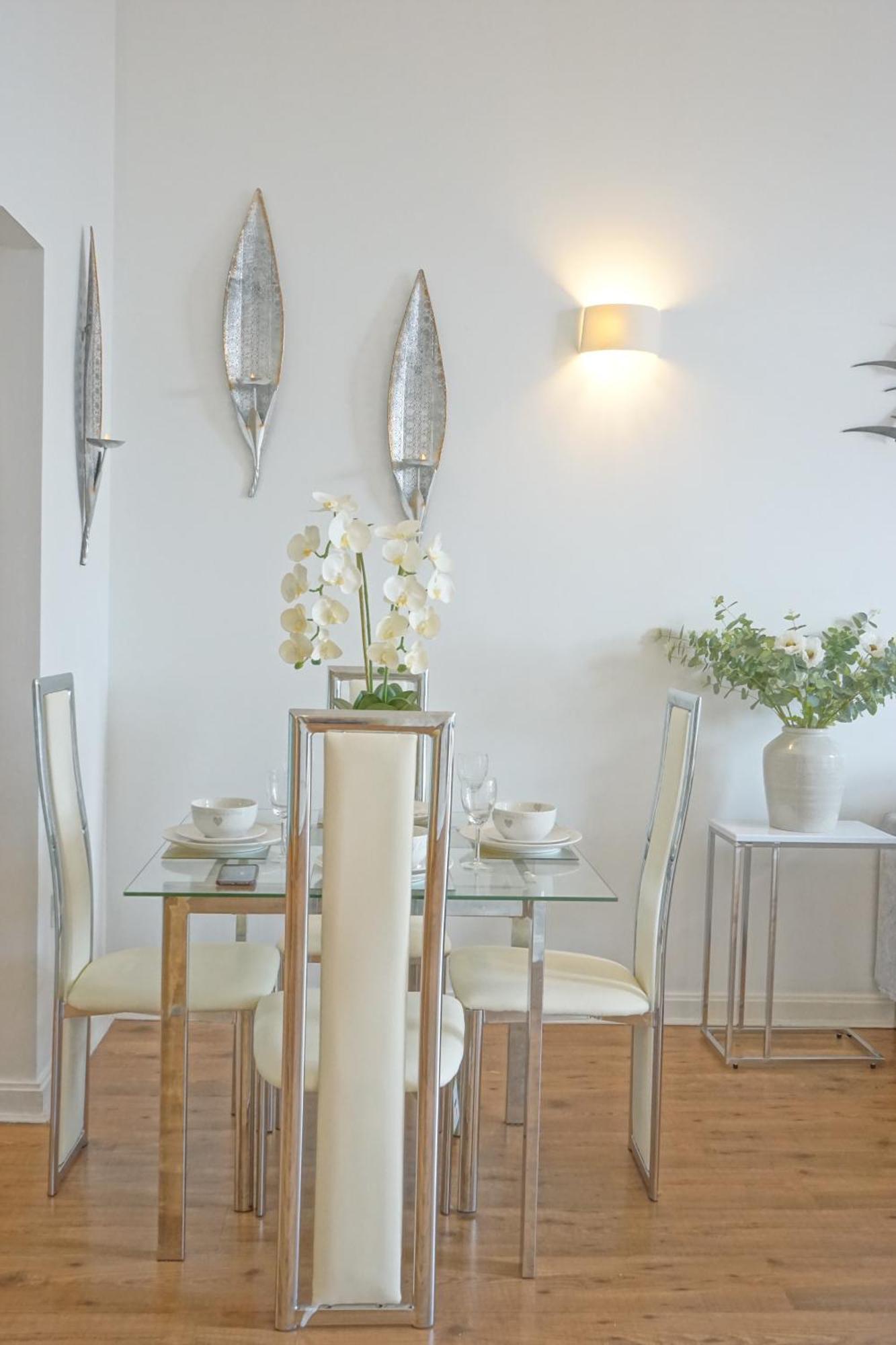 Soak Up The Light At A Soothing, Stylish Apartment In Swansea Marina Bagian luar foto