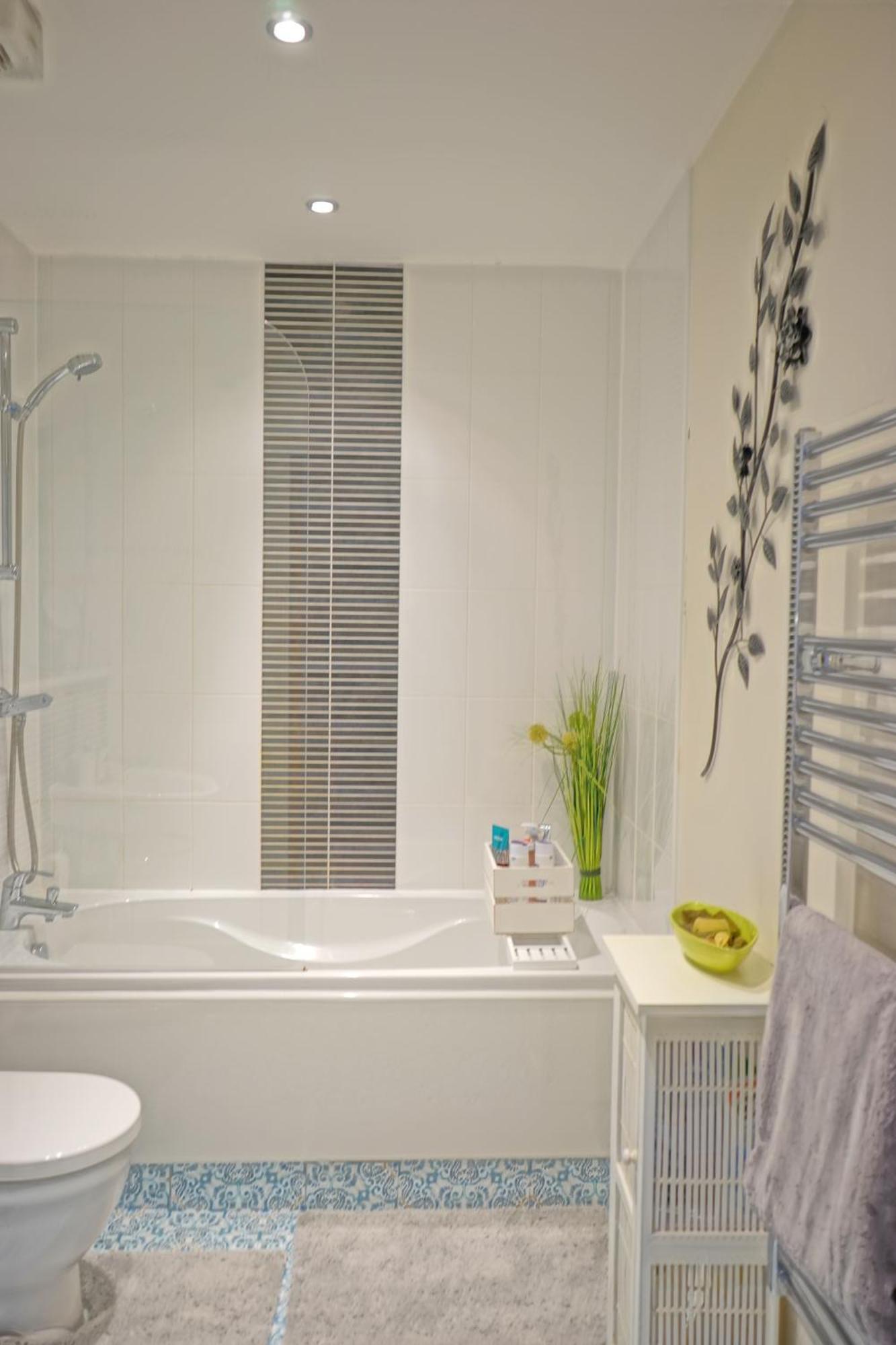 Soak Up The Light At A Soothing, Stylish Apartment In Swansea Marina Ruang foto