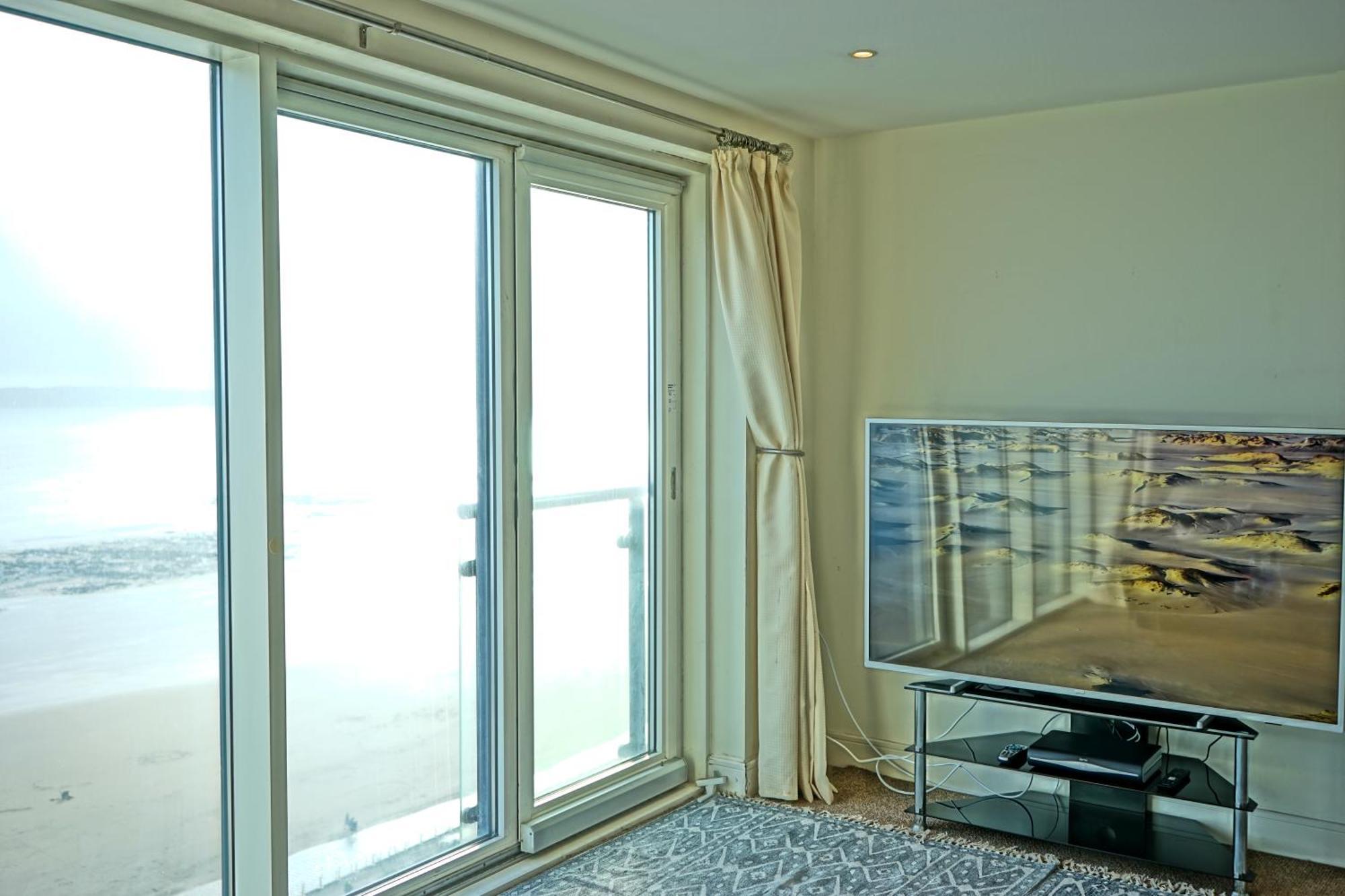 Soak Up The Light At A Soothing, Stylish Apartment In Swansea Marina Ruang foto