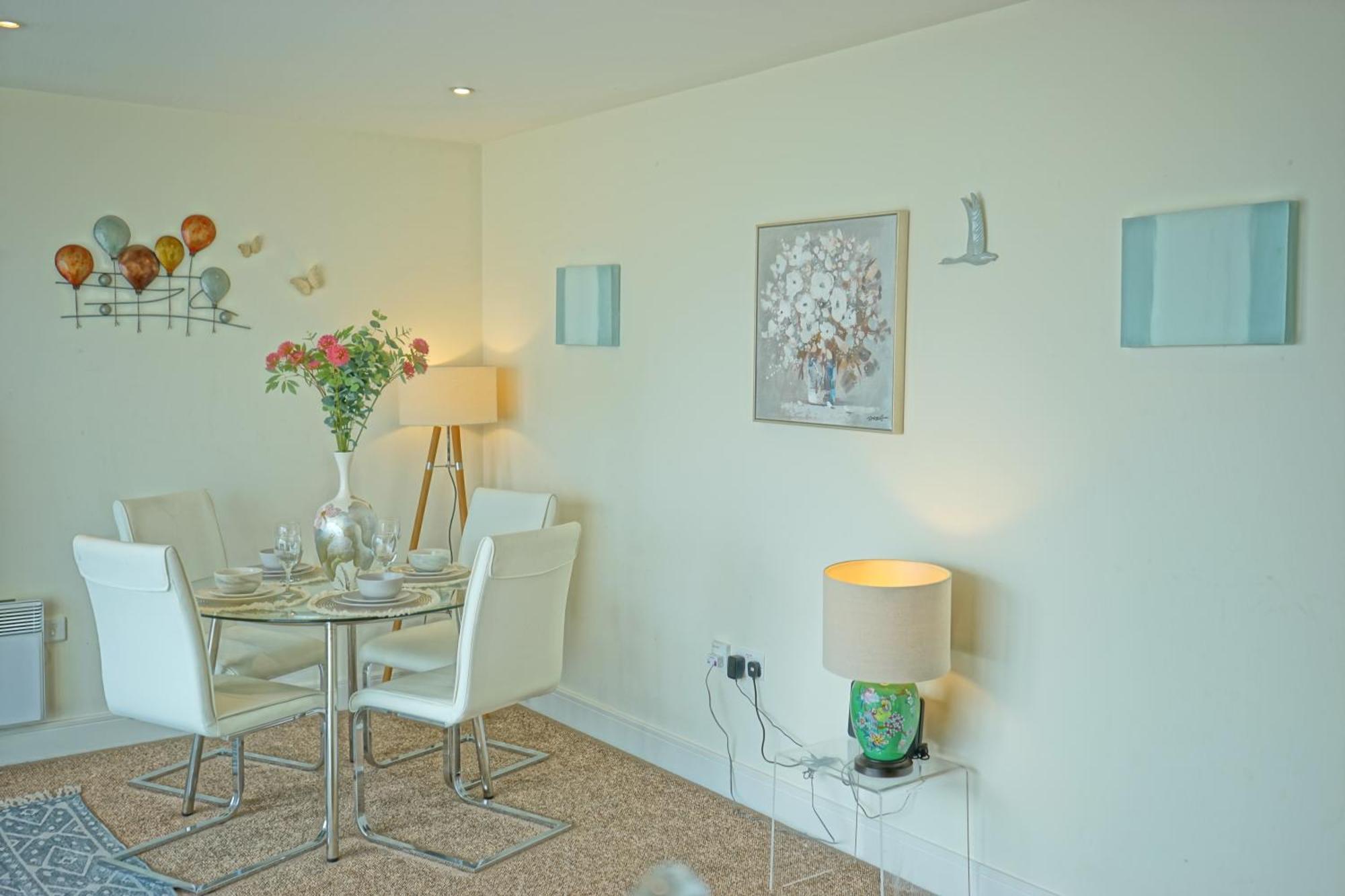 Soak Up The Light At A Soothing, Stylish Apartment In Swansea Marina Ruang foto