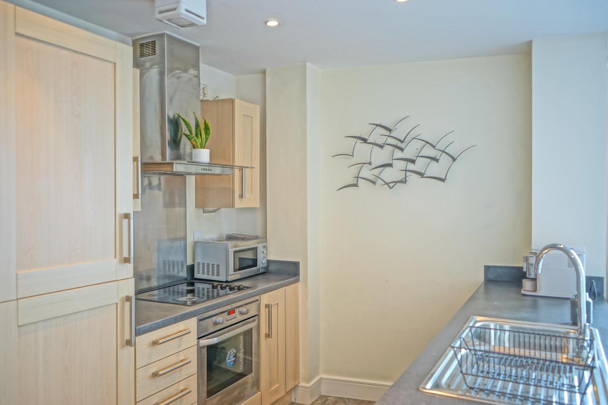 Soak Up The Light At A Soothing, Stylish Apartment In Swansea Marina Ruang foto